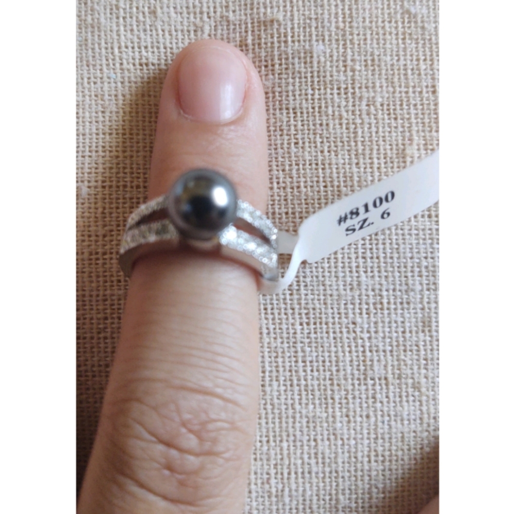 Grey Pearl & Austrian Crystal Ring.No tag or box.